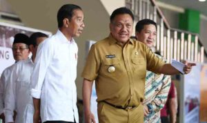 Presiden Joko Widodo (kiri) berbincang dengan Gubernur Sulawesi Utara Olly Dondokambey (kanan) saat meresmikan proyek Kawasan Ekonomi Khusus (KEK) di Bandara Sam Ratulangi, Manado, Sulawesi Utara, Senin (1/4/2019).