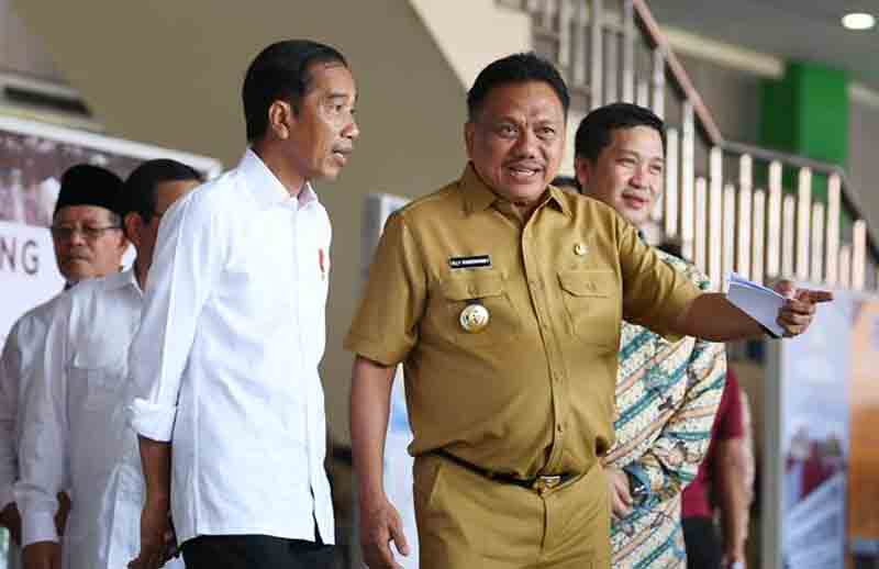 Presiden Joko Widodo (kiri) berbincang dengan Gubernur Sulawesi Utara Olly Dondokambey (kanan) saat meresmikan proyek Kawasan Ekonomi Khusus (KEK) di Bandara Sam Ratulangi, Manado, Sulawesi Utara, Senin (1/4/2019).