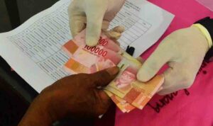 Warga menerima Bantuan Langsung Tunai Dana Desa (BLT-DD) di Balai Desa Tanjungkarang, Jati, Kudus, Jawa Tengah, Senin (18/5/2020).