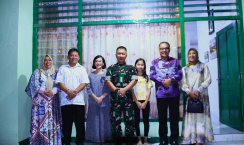 Bupati OK Bupati Limi Mokodompit bersama Ketua TP-PKK Bolmong Ny. Iryanti Suleha Mokodompit-Uswanas, disambut langsung oleh Dandim 1303/BM Letkol. Inf. Topan Angker S,.Sos dan Istri ibu Ruth Betaria Oktavia Siahaan dalam rangka perayaan Natal tahun 2022.