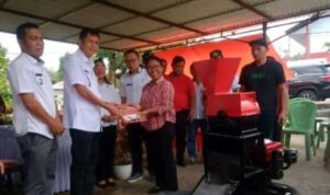 11_36_22_foto-penyerahan-bantuan-alat-gilingan-jagung-oleh-wabub
