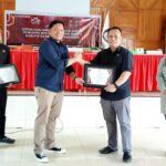 foto-penyerahan-piagam-penghargaan foto-penyerahan-piagam-penghargaan